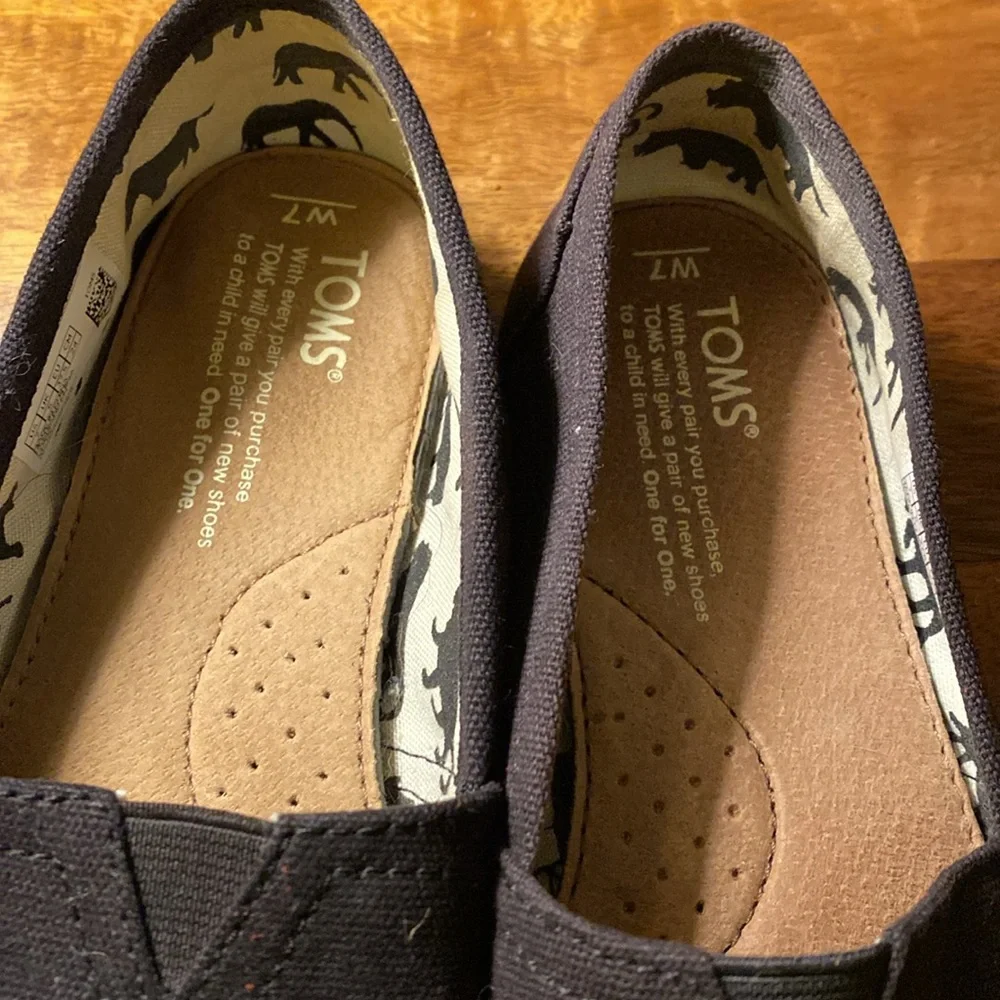 Tom’s Slip on Black Shoes Size W7 - Picture 5 of 6